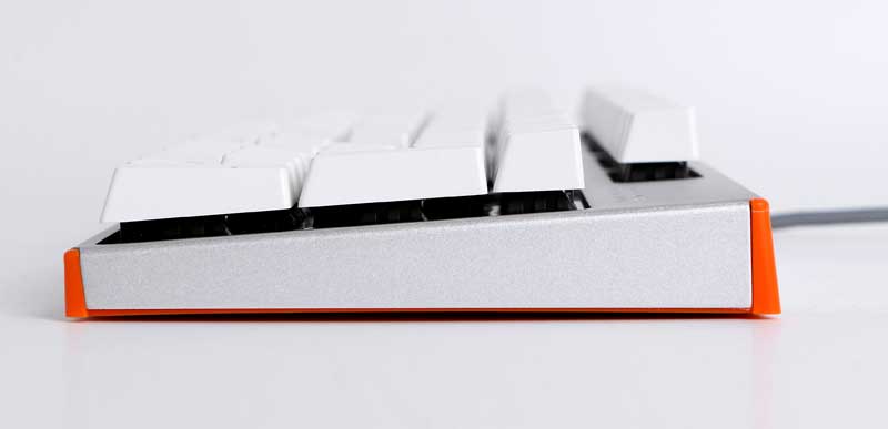 Metal surface cover, half suspension design, mechanical keyboard